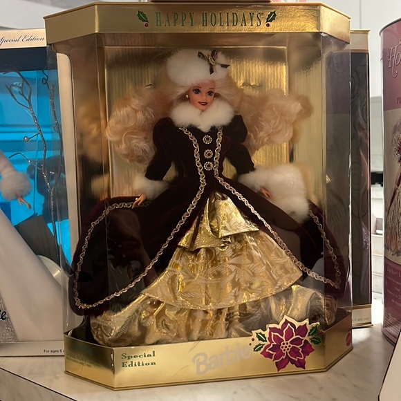 HAPPY HOLIDAYS BARBIE - Picture 1 of 2
